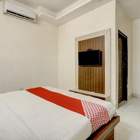 Oyo 78981 The Diamond Nest Noida Exterior foto
